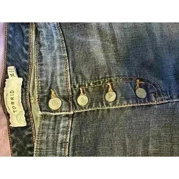 Torrid Shorts Women 24 Blue Cotton Stretch Denim Distressed Button Fly Cut Off - Picture 3 of 6